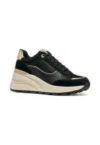 Sneaker atletico nero e oro con tomaia testurizzata, dettagli in pelle liscia, suola intermedia spessa bianca e suola esterna in gomma con motivo.