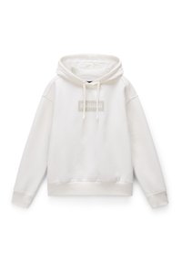 Witte hoodie met een voorzak, trekkoorddetails, ribbelmanchetten en -zoom. Kenmerkt zich door een textuur logo patch op de borst.