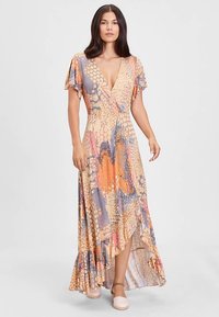 Garā maxi kleita ar dziļu V-veida izgriezumu, plīvojošām piedurknēm un plūstošu apakšmali. Audums ir ar daudzkrāsainu rakstu oranžās, violetās un bēšās krāsās.