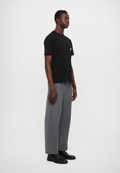 Neil Barrett SLIM DOUBLE BOLT - Triko s potiskem - black/iron/off white