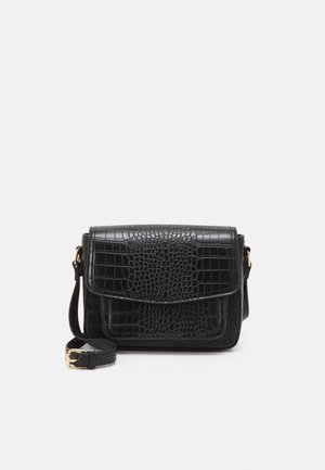Czarna torebka na ramię z fakturą skóry krokodyla, przednią kieszenią z klapką oraz regulowanym paskiem z złotą klamrą na białym tle.