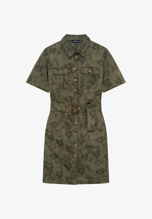Khaki Hemdkleid mit kurzen Ärmeln, floralem Muster, zwei Brusttaschen, Knopfleiste und einem taillierten Gürtel mit einer runden, braunen Schnalle.