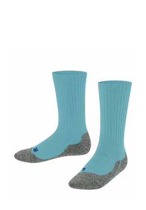 Lichtblauwe crew sokken met ribbeltextuur, grijs versterkte hiel en teen, en een blauw logo aan de zijkant.