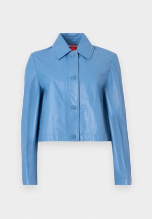 Κοντό δερμάτινο μπουφάν σε ανοιχτό γαλάζιο χρώμα, με μακριά μανίκια, φαρδιά γιακά και τέσσερα κουμπιά με κούμπωμα μπροστά.