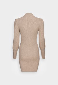 Abito a maglia beige a coste con maniche lunghe a palloncino e collo alto. Silhouette aderente, lunghezza al ginocchio, tessuto testurizzato.