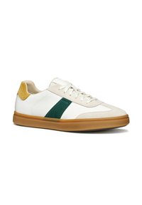 Sneaker bianco con accenti in suede verde e beige, suola in gomma, punta rotonda e lacci piatti. Presenta un design testurizzato e dettagli cuciti.