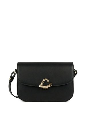 Sac bandoulière en cuir noir avec fermeture à rabat et fermoir doré en forme de cœur, avec une bandoulière réglable.