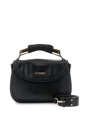 Borsa a mano in pelle nera con patta curva, manico texturizzato color oro, logo dorato e tracolla nera staccabile arrotolata accanto, su sfondo bianco.