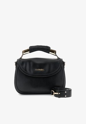 Sort læderhåndtaske med buet klap, tekstureret håndtag i guldtoner, gyldent logo og aftagelig sort rem, der er rullet sammen ved siden af den på en hvid baggrund.