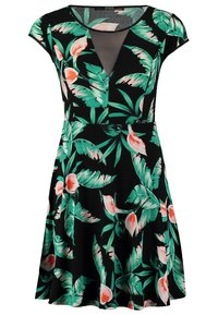 Czarna sukienka z krótkim rękawem w zielony wzór tropikalnych liści i różowych kwiatów, dopasowana w talii, z przezroczystym czarnym wstawieniem w kształcie litery V.