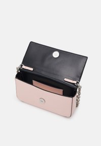 Różowo-czarna skórzana torebka na ramię z zapięciem na zatrzask, łańcuszkowym paskiem i miejscem na karty w środku. Gładka faktura z minimalistycznymi elementami designu.