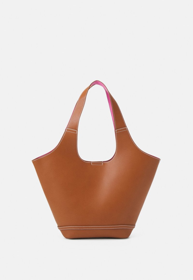 Sac cabas en cuir marron avec larges poignées et doublure intérieure rose, avec des détails de couture blanche sur les bords et la base.