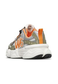 Sneaker multicolore realizzato in materiali mesh e sintetici, con suola bianca spessa, dettagli arancioni e un logo "W6" ben visibile sul lato.