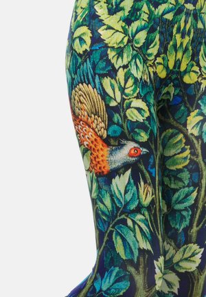 Leggings mit einem lebhaften Print von grünen Blättern und einem Vogel mit orangefarbener und grauer Gefieder. Das Material scheint dehnbar und hat eine glatte Textur.