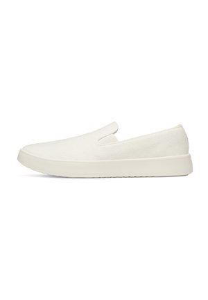 Niedriger Slip-On-Sneaker in einem einfarbigen Offwhite mit strukturierter Gummisohle und elastischem Seitenteil für einfaches Anziehen.