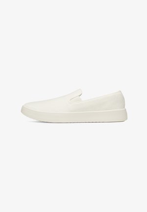 Niedriger Slip-On-Sneaker in einem einfarbigen Offwhite mit strukturierter Gummisohle und elastischem Seitenteil für einfaches Anziehen.