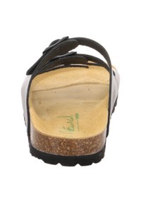 Schwarze Sandale mit Korkfußbett und zwei verstellbaren Riemen, von hinten betrachtet.