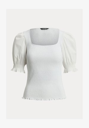 Valge pitsilise tikandiga pluus, mis on lühikeste õhuliste varrukatega, ruudukujulise kaelusega ning varrukate ja alumise ääre volangidega.