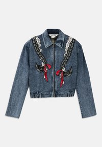 Giacca di denim con zip frontale, caratterizzata da trecce ricamate e nastri rossi sul petto. Lunghezza cropped, colletto strutturato e orlo elastico.
