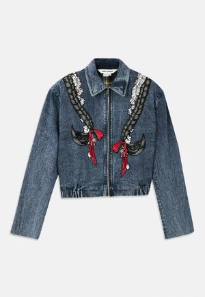 Jeansjacke mit Reißverschluss vorne, verziert mit gestickten Zöpfen und roten Bändern auf der Brust. Kürzere Länge, strukturierter Kragen und elastischer Saum.