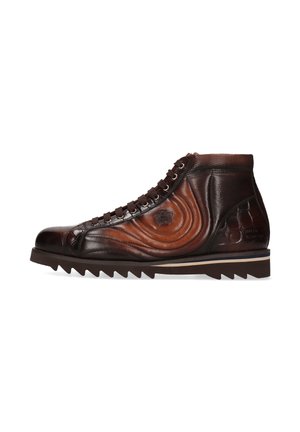 Zapatilla alta de cuero marrón con diseño texturizado, suela en zigzag y costuras detalladas. Presenta un logo en el lateral y sistema de cordones.