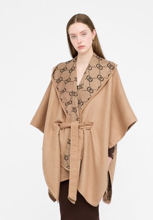 Poncho marrone con un ampio colletto con motivo, caratterizzato da una cintura a cravatta e maniche larghe. Il colletto presenta un design del logo ripetuto in nero.
