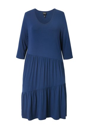 Robe bleu marine avec décolleté en V, manches trois-quarts et bas à volants en étages. Fabriquée en tissu doux, elle présente une coupe décontractée et une texture lisse.