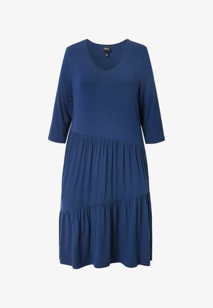 Navyblauwe jurk met V-hals, driekwartmouwen en tiered ruches aan de onderkant. Gemaakt van zachte stof, heeft het een ontspannen pasvorm en een soepele textuur.