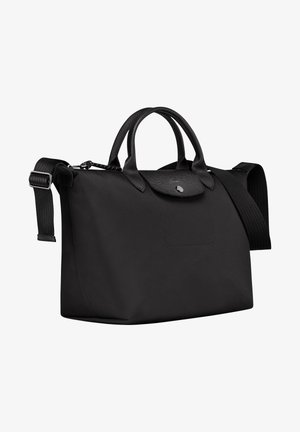 Schwarze Nylon-Tote mit Lederakzenten, doppelten oberen Griffen, verstellbarem Schultergurt und einem Reißverschluss. Glatte Textur, minimalistisches Design.
