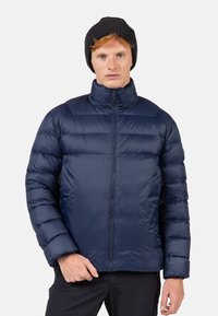 Giacca piumino blu navy con colletto alto e cuciture orizzontali. Presenta una chiusura frontale con zip e maniche lunghe. Texture liscia e lucida.