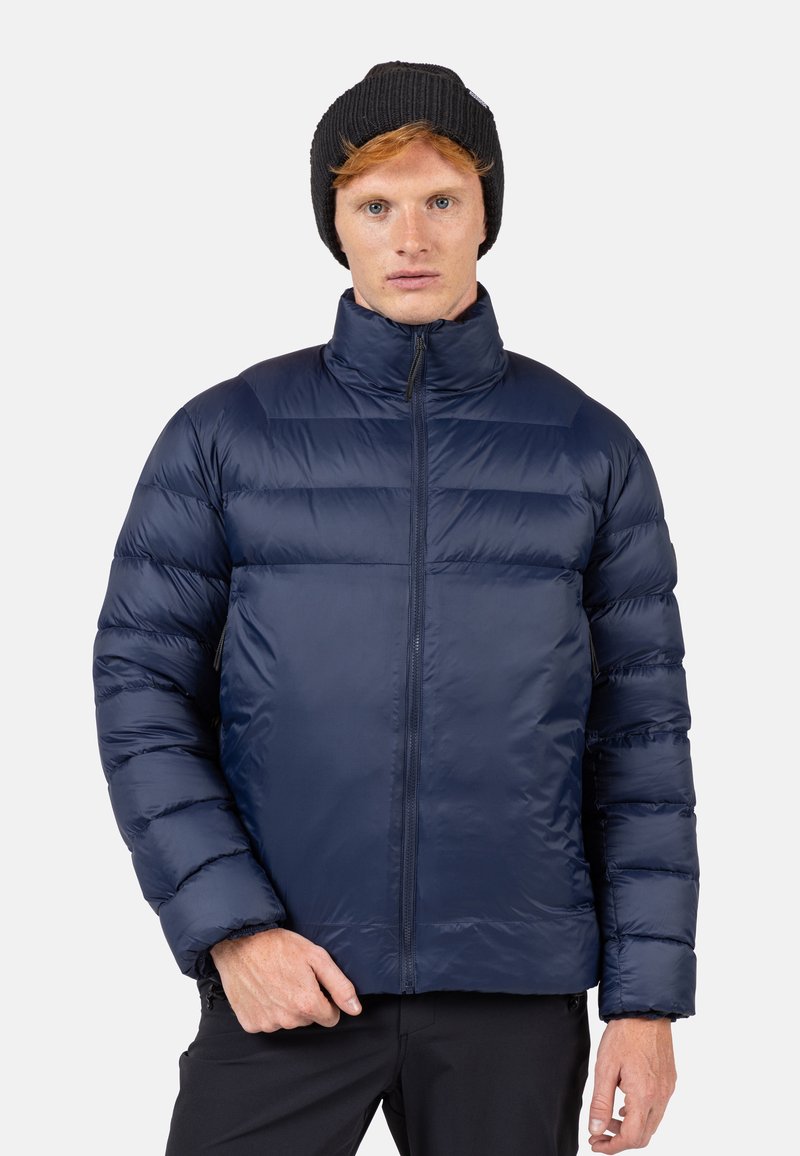 Giacca piumino blu navy con colletto alto e cuciture orizzontali. Presenta una chiusura frontale con zip e maniche lunghe. Texture liscia e lucida.