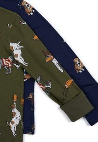 Camisa de manga larga multicolor con mangas verde y azul marino que presenta divertidos estampados de perros y motivos de fútbol. Está hecha de una suave mezcla de algodón.