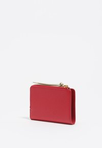 Cartera de piel texturizada roja con cierre de cremallera y herrajes en tono dorado. Diseño delgado con forma rectangular, adecuado para tarjetas y efectivo.