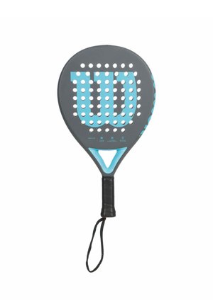 Zwart en blauw Wilson padelracket met geperforeerd blad, driehoekige hals, omwikkelde handgreep en polsbandje op witte achtergrond.