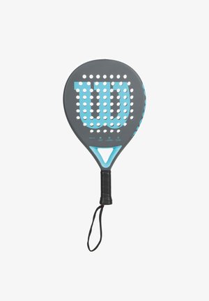 Raquette de padel Wilson noire et bleue avec tête perforée, manche triangulaire, poignée enveloppée et dragonne sur fond blanc.