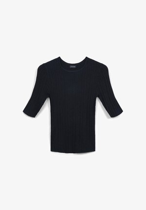 Top nero a coste, con scollo rotondo e maniche a tre quarti. Il tessuto testurizzato valorizza il design. Senza hardware visibile o fantasie.