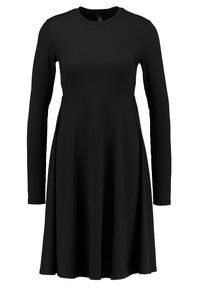 Musta pitkähihainen mekko ribbitetystä kankaasta, jossa on pyöreä kaula-aukko, istuva yläosa ja levenevä hame rentoa istuvuutta varten.