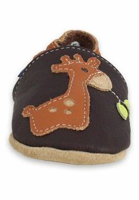 Bruine leren slipper met een bruine giraffe ontwerp, gestikte accenten en groene bladdetails aan de zijkant. Zachte, suède-achtige zool.