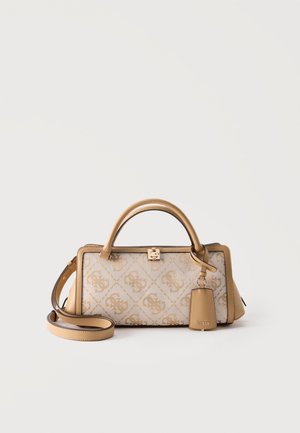 Rechthoekige beige en bruine (tan) handtas met bovenhandvatten, een afneembare schouderriem en een leren label met het reliëf "GUESS."