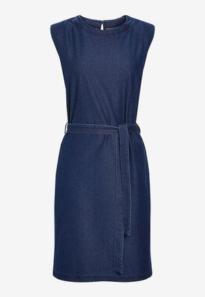 Robe en denim bleu foncé, sans manches, avec un col rond. Se distingue par une ceinture assortie à la taille et une légère silhouette évasée.