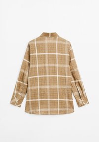 Bruin geruit overhemd met een gestructureerde stof, voorzien van een kraag, lange mouwen en witte ruitlijnen. Geknoopte manchetten en een afgeronde zoom.