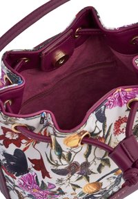 Blumenmuster-Textil-Einkaufsbeutel mit einem tiefen lila Innenraum, goldenen Beschlägen und einem Kordelzugverschluss. Verfügt über eine innere Reißverschluss-Tasche.