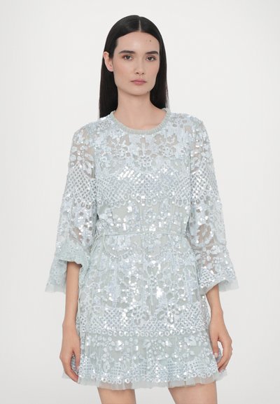 Vestito azzurro chiaro a maniche corte con sovrapposizione di paillettes, dettagli a motivo e orlo svasato. Presenta un colletto rotondo e un nastro da legare in vita.