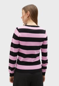 Maglione a righe nero e rosa chiaro con maniche lunghe e polsini a costine, caratterizzato da un collo tondo e una texture liscia.