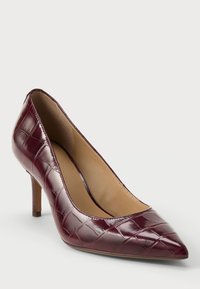 Burgundska lakirana čevlja z izrazitim nosom, teksturiranim krokodiljim vzorcem in tankim stileto peto. Notranjost oblazinjena s bež barvo.