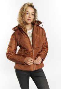 Brun pufjakke med hætte, lynlås-lukning og frontlommer. Har et quiltet mønster og en glat, shiny nylon tekstur.