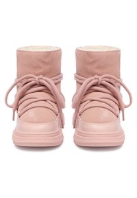 Růžové semišové kotníkové boty s měkkým interiérem, vyznačující se výraznými šňůrkami a robustní gumovou podrážkou. Hladký povrch a zaoblený tvar.