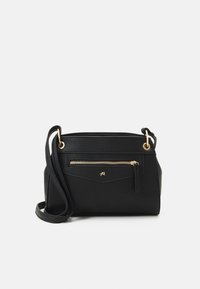 Borsa a tracolla in pelle nera textrurizzata con tasca frontale con zip, dettagli in metallo dorato e tracolla regolabile su sfondo bianco.