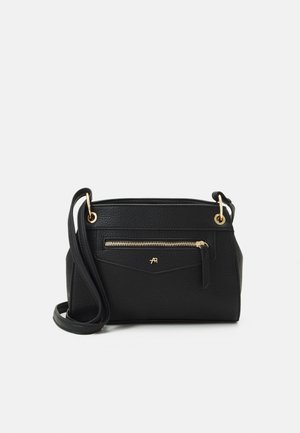 Borsa a tracolla in pelle nera textrurizzata con tasca frontale con zip, dettagli in metallo dorato e tracolla regolabile su sfondo bianco.