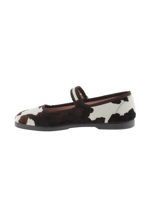 Zapato plano tipo Mary Jane con estampado de vaca en blanco y negro, material de ante, puntera redonda, correa delgada sobre el pie, suela de goma, diseño simple.